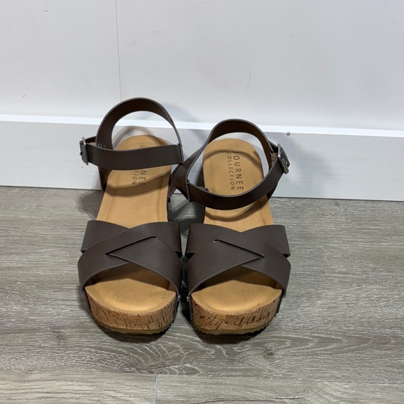 Journee Collection Vegan Leather Brown Strappy Platform Sandals NWOT Size 9 - Picture 2 of 9